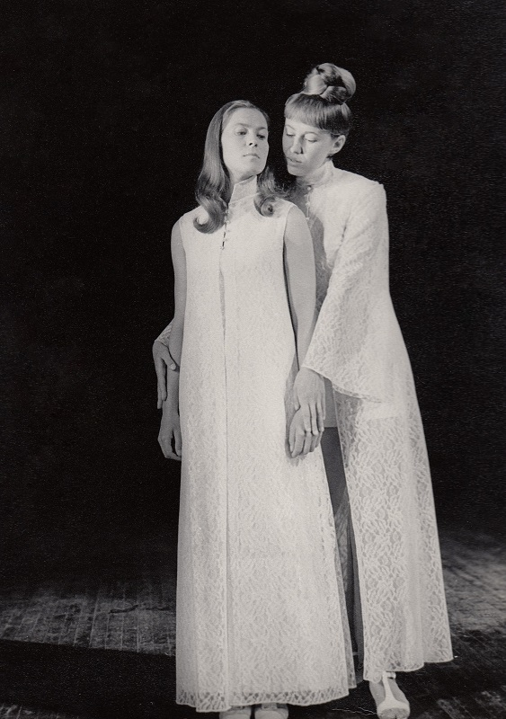 File:Jürgenson, Milvi (Antigone – Iivi Lepik, Ismene – Milvi Jürgenson. Anouilh’ „Antigone”, kontsertvariant, 1969 (Noorsooteater, 1967), erakogu).jpg
